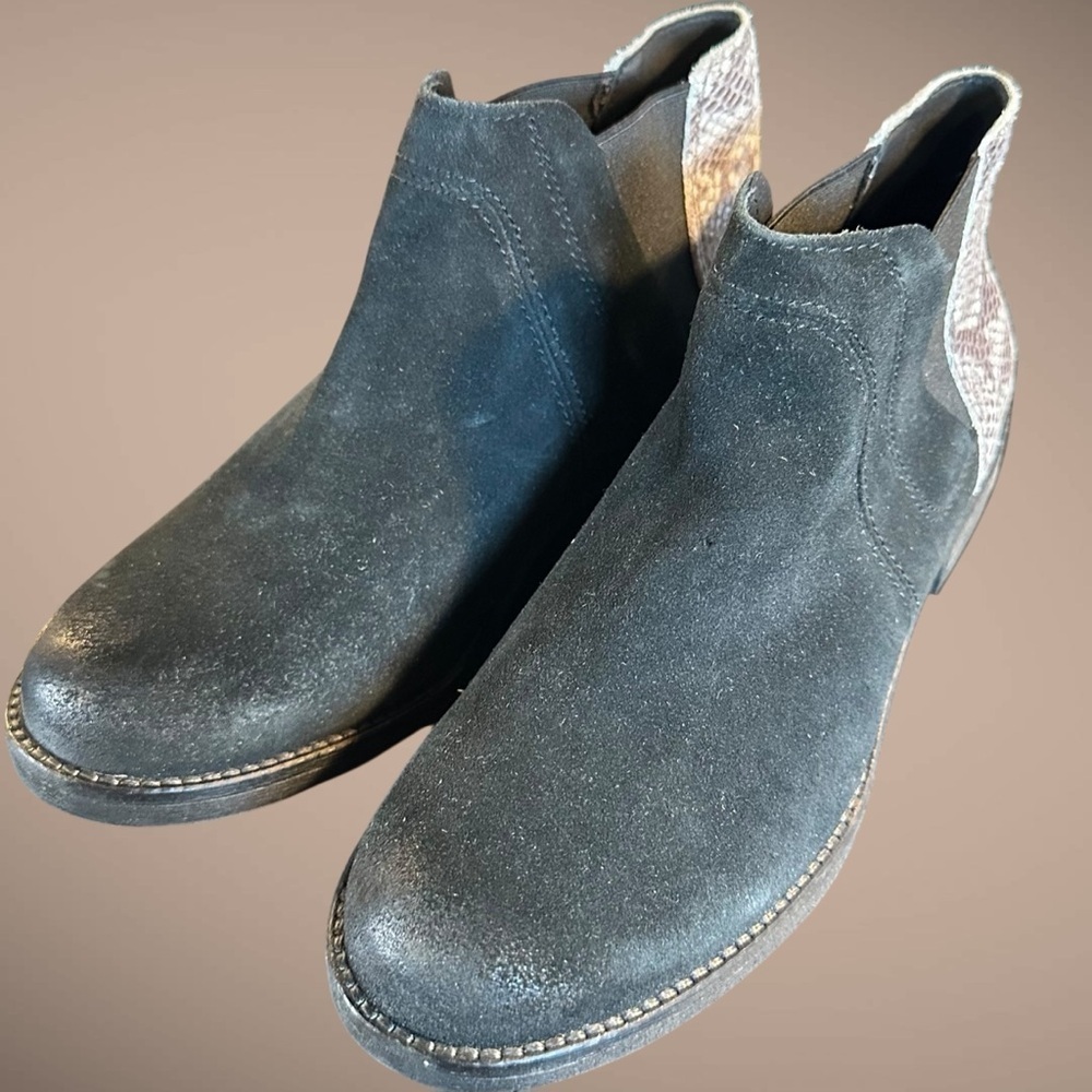 NWOT Clarks ‘Demi Beat’ Genuine Suede Pull-On Chelsea Boots in Black Snakeskin 6 - Picture 13 of 14